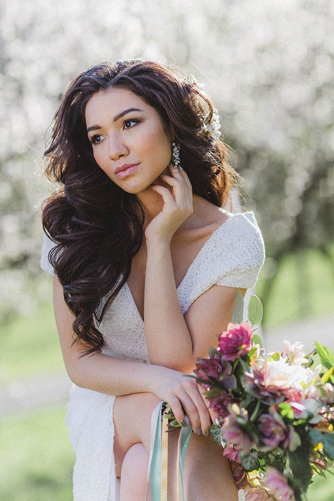 Model with bouquet under cherry blossoms, Petřín Hill.