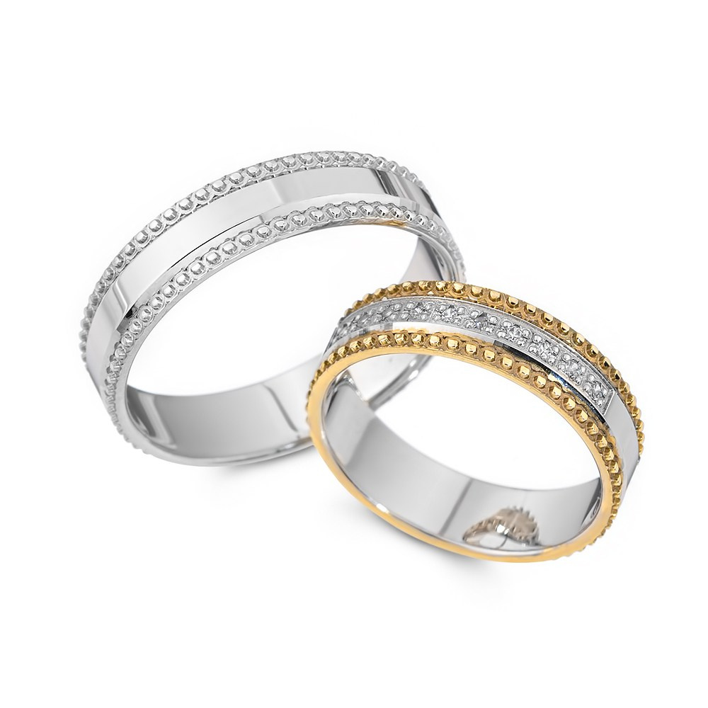 Par zlatnih burmi na beloj pozadini.