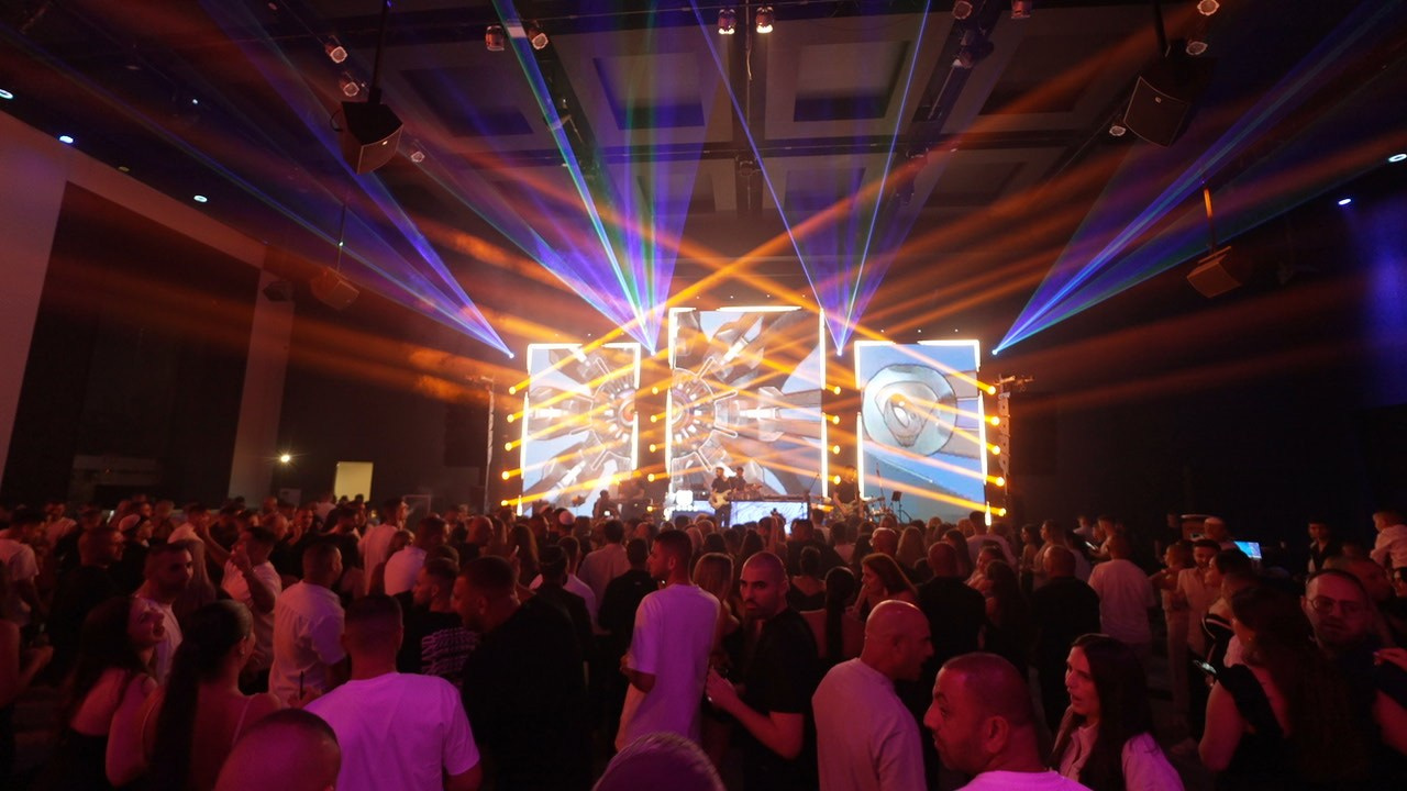 VIA / BASICO. Wedding and events photographers Studio Shalom