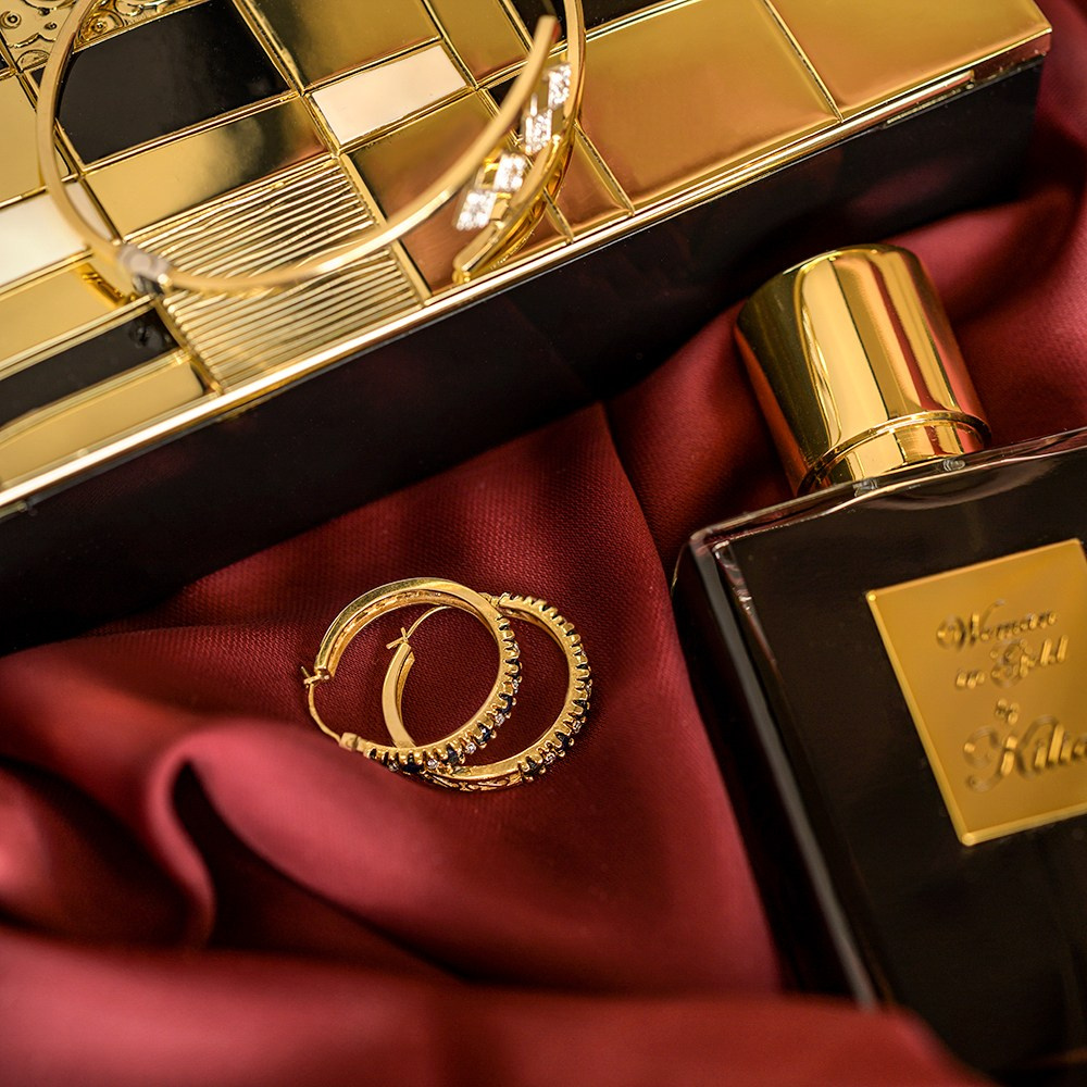 Zlane alke minjdjuše na svili pored parfema.