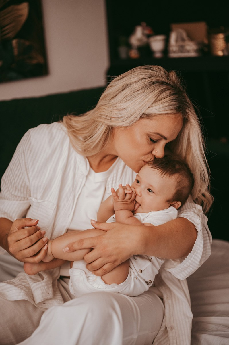 fotografisanje beba kod kuce, porodicno fotografisanje, fotografisanje dece, mama i beba, prve dane sa bebom, kozmetika za bebe, poklon za decu, soba za bebu, decija garderoba, majcinstvo, nega novorodjenceta, priprema za porodjaj, nega beba, dojenje