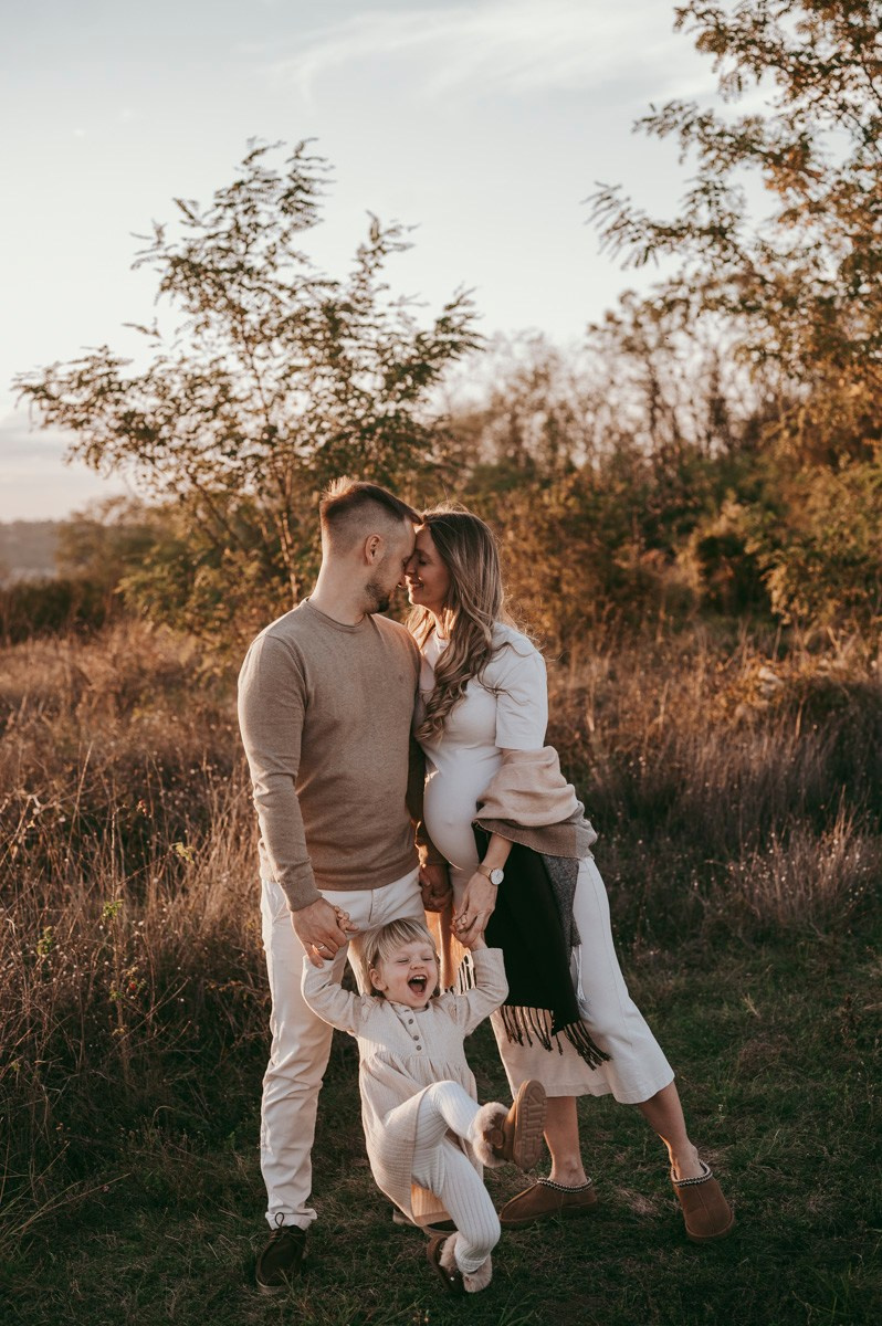 Milena / trudnicko fotografisanje sa porodicom. Deciji i porodicni fotograf u Beogradu Oksana Skendzic