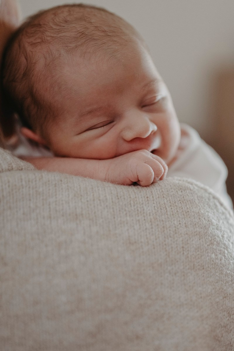 Maja Wilijam Lana i Hana — porodicno fotografisanje bebe kod kuce. Deciji i porodicni fotograf u Beogradu Oksana Skendzic