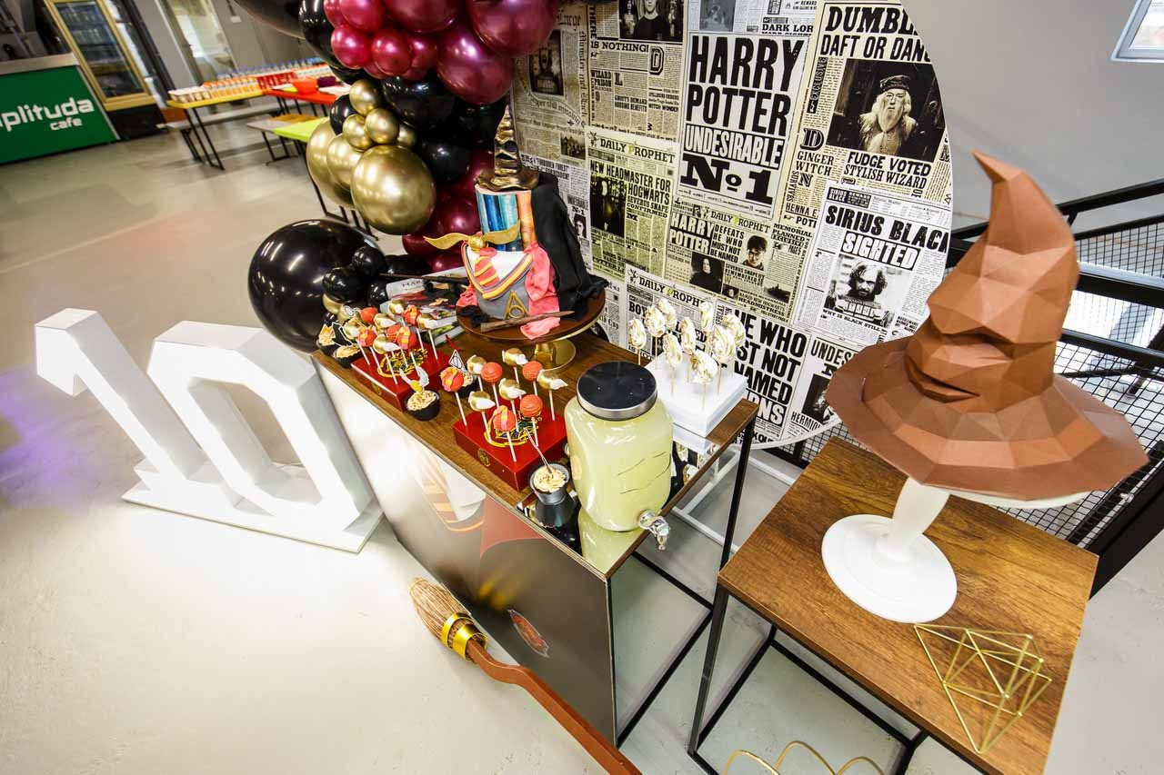 Slatki stol sa čokoladnim desertima na rođendanskoj proslavi.