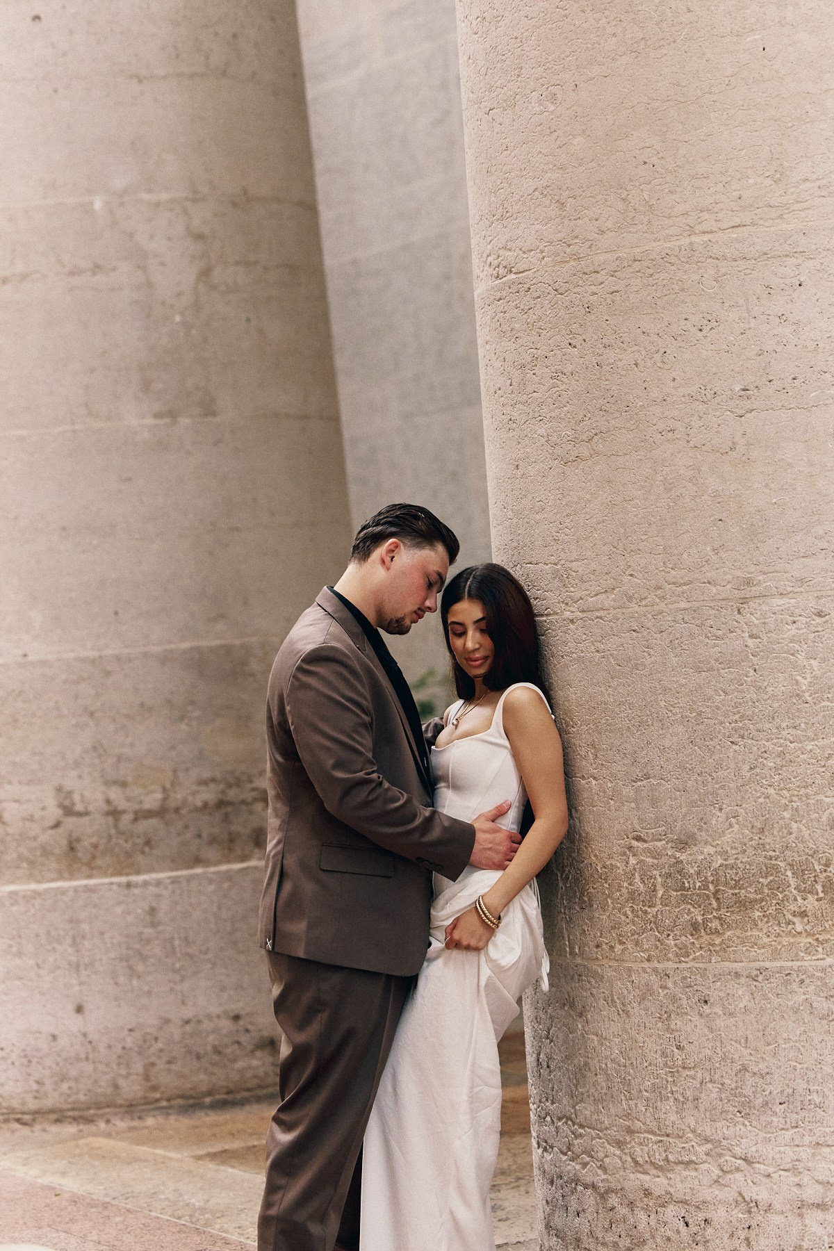 Close hug between tall columns at the Ohio Statehouse in Columbus