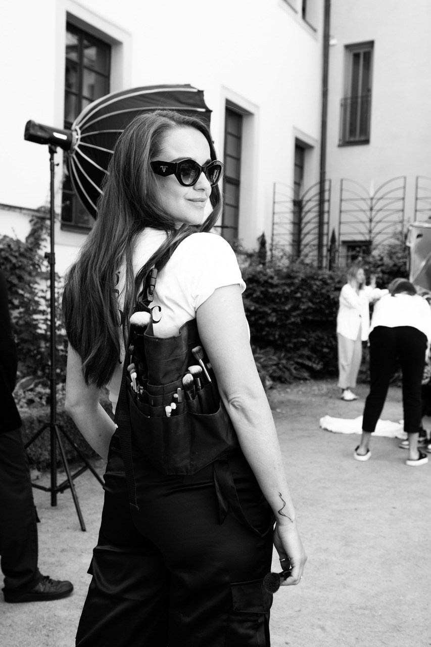 Backstage fotografie. Dana Lišková — Empatická fotografka | Introspektivní umělkyně | Neurodivergentní koučka| Zakladatelka Artepy.cz