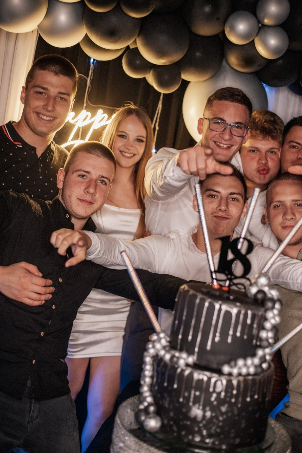 FOTOGRAFISANJE PUNOLETSTVA. Fotografi iz Backog Petrovca David i Andrea Stojanovic