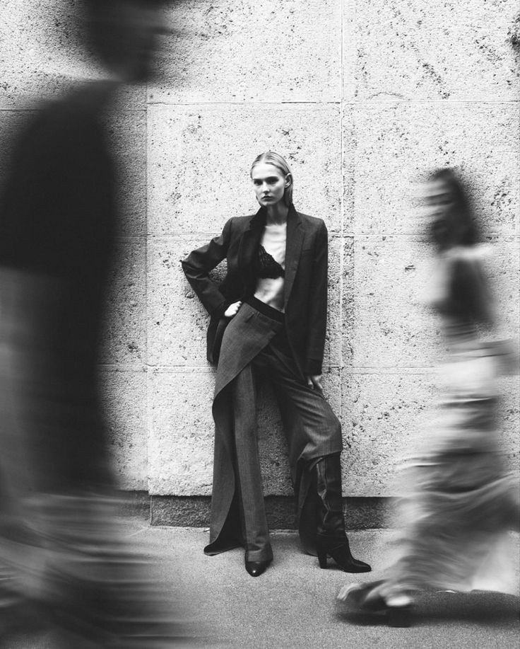 Elegant Model Portrait with Long Exposure – Captivating Motion and Light Art