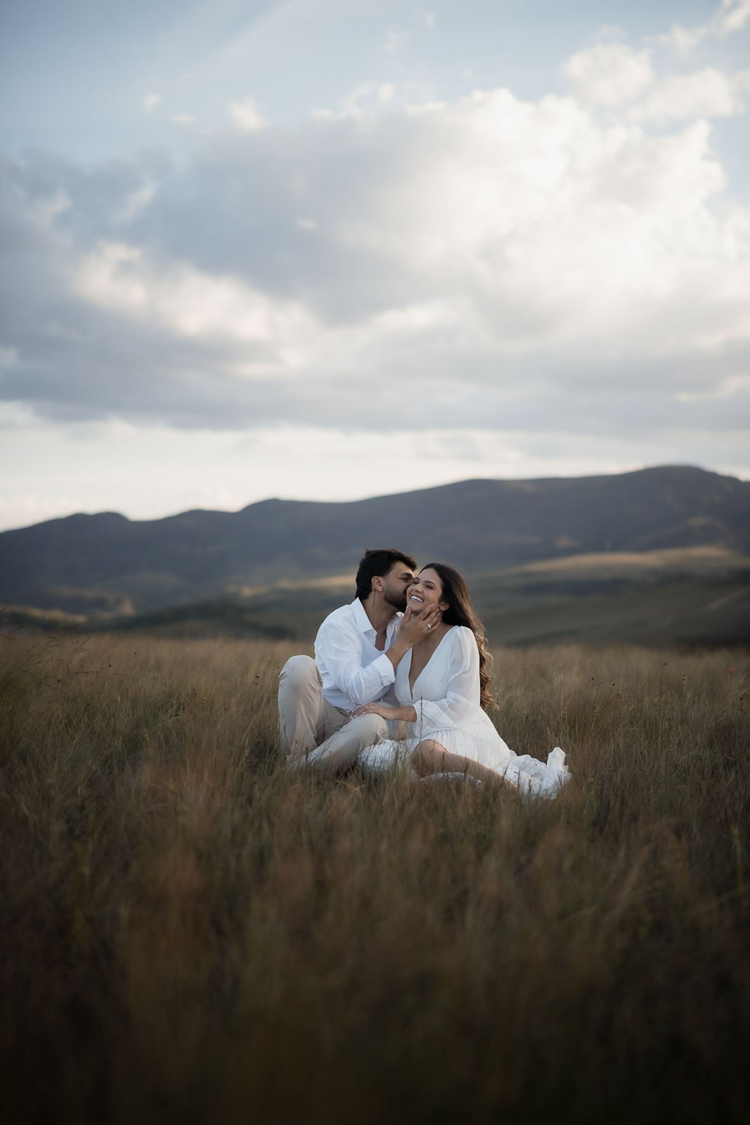 Pre wedding de Larissa e Rafael em Lavras Novas com estilo natural, documental e elegante. Fotografias registradas por Edu e Josi Fotografia ao pôr do sol.