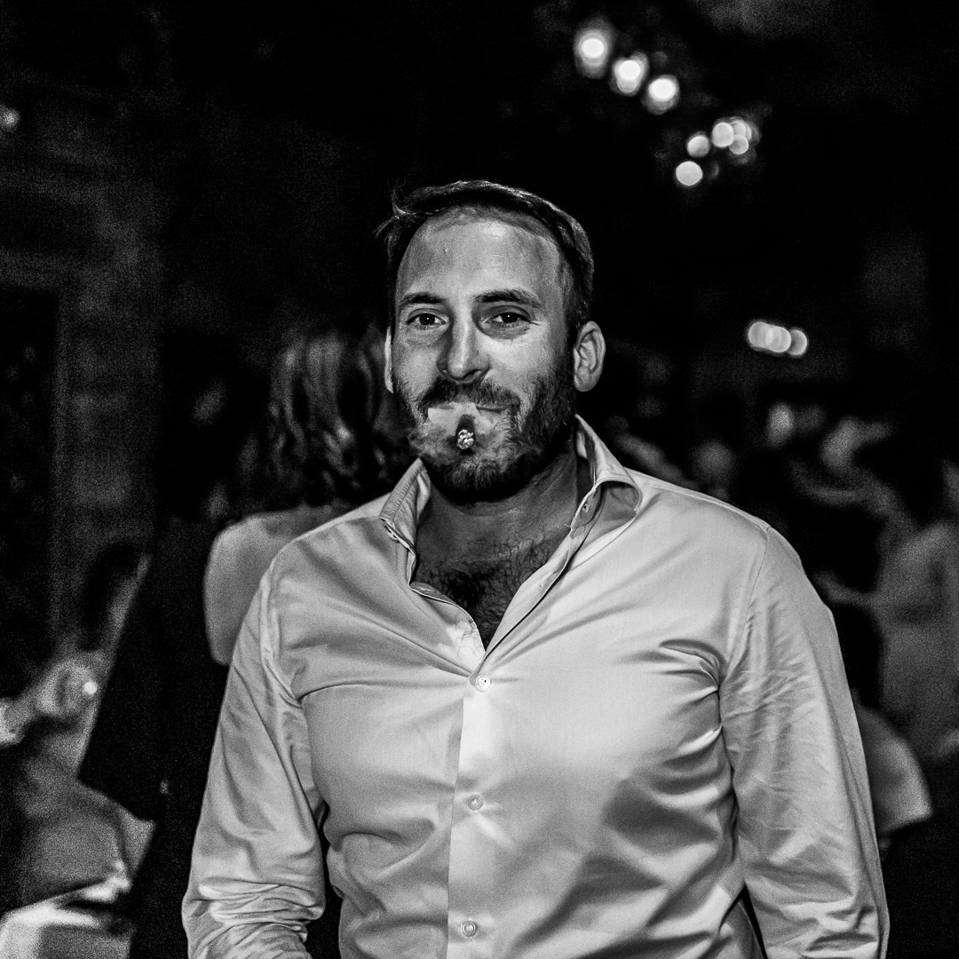 Fotografisanje momka sa venčanja