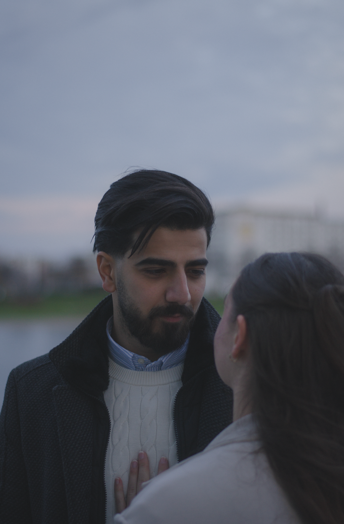 Ein Paar schaut sich verliebt in die Augen