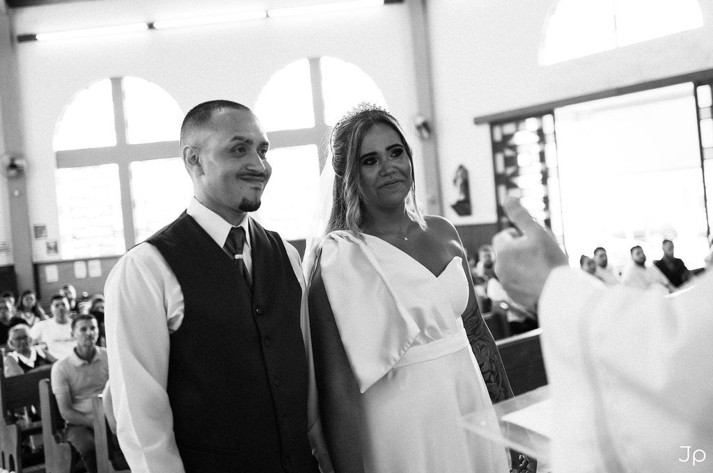 Casal emocionado em igreja de Bariri