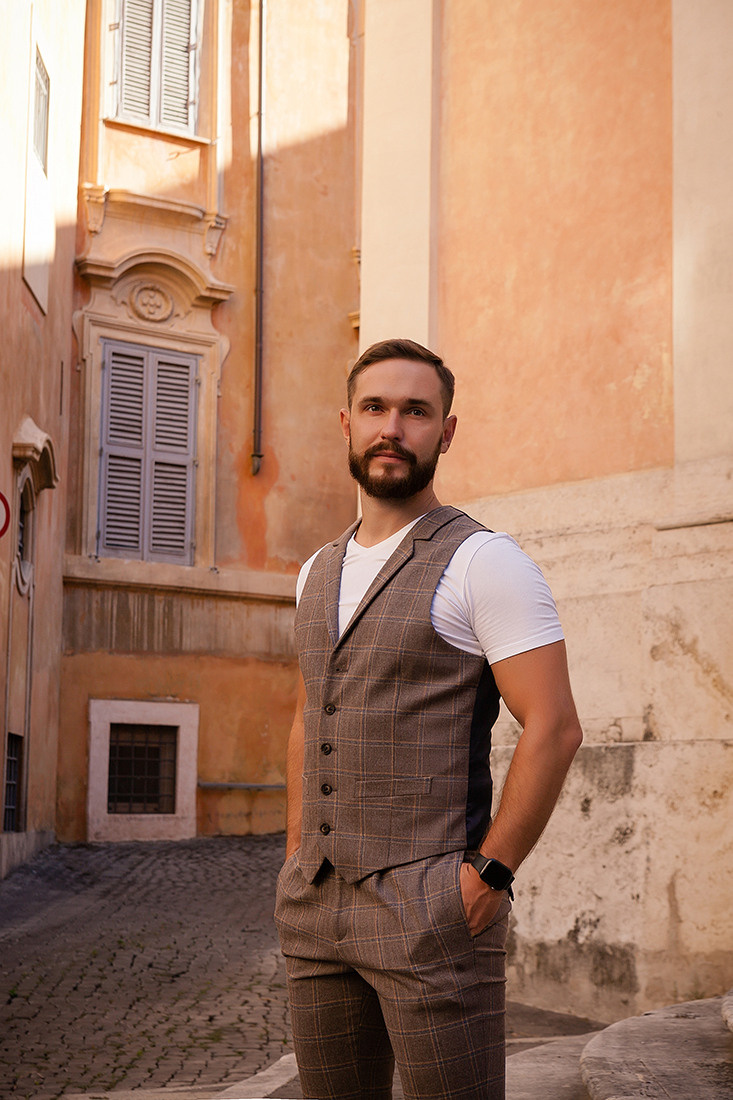 Elena. Professional photographer based in Rome