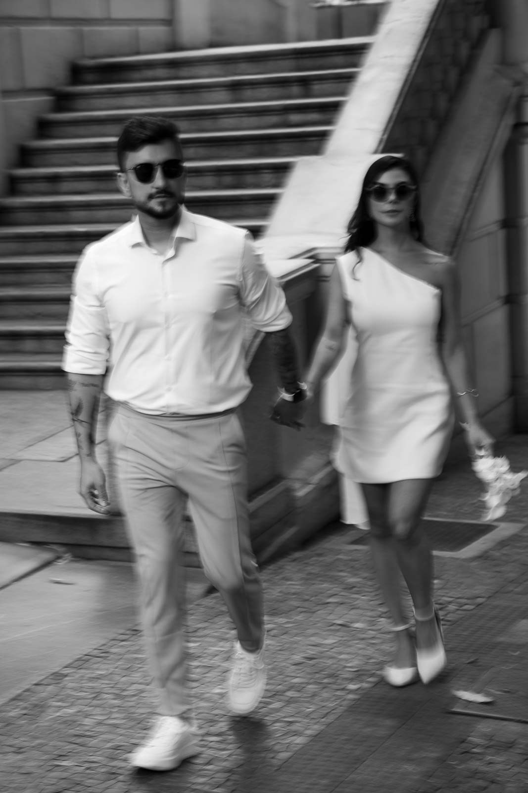 Rafa e Ricardo em um ensaio pré casamento documental na Praça da Liberdade.