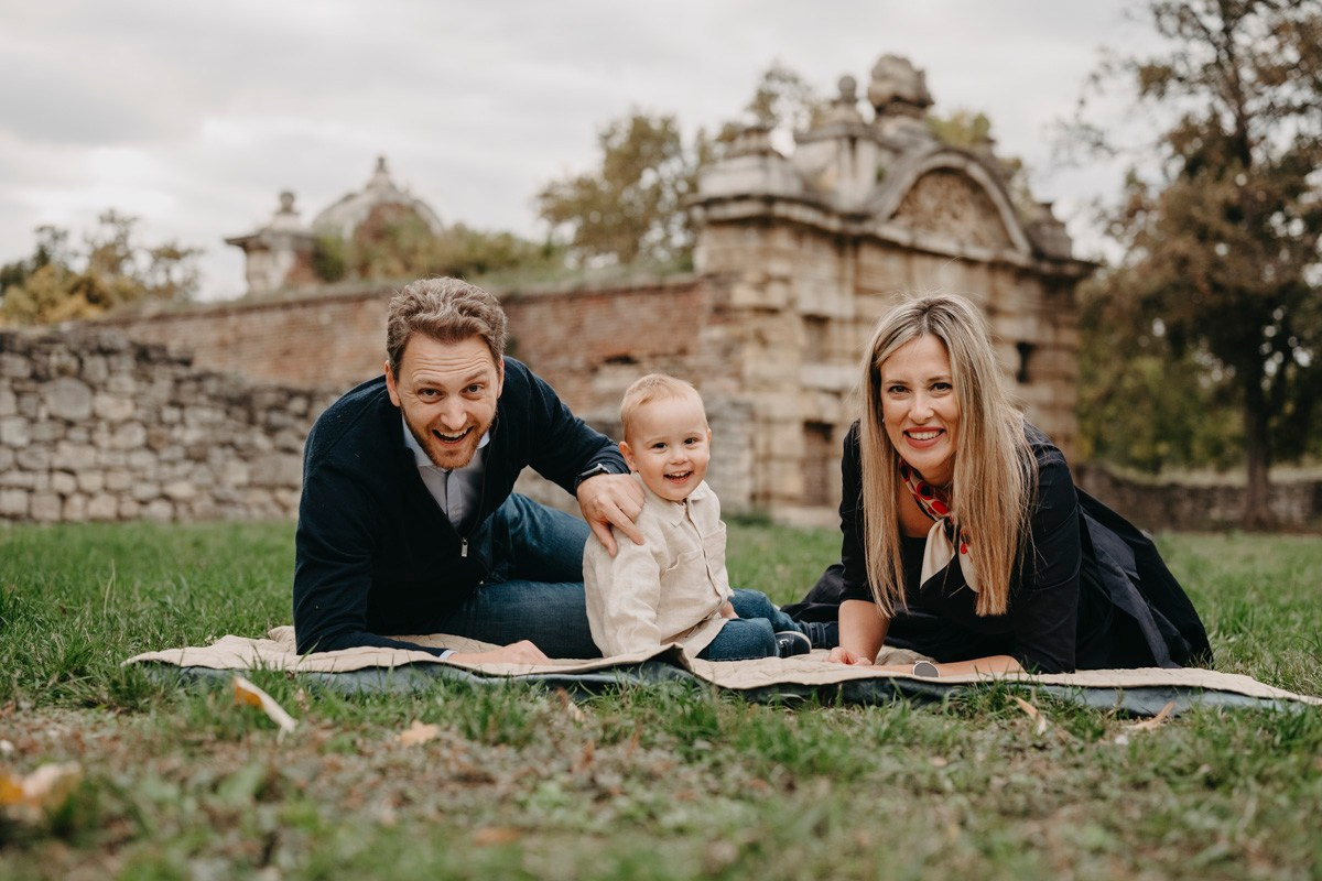 Nevena, Dusan i Vuk porodicno fotografisanje napolju. Deciji i porodicni fotograf u Beogradu Oksana Skendzic