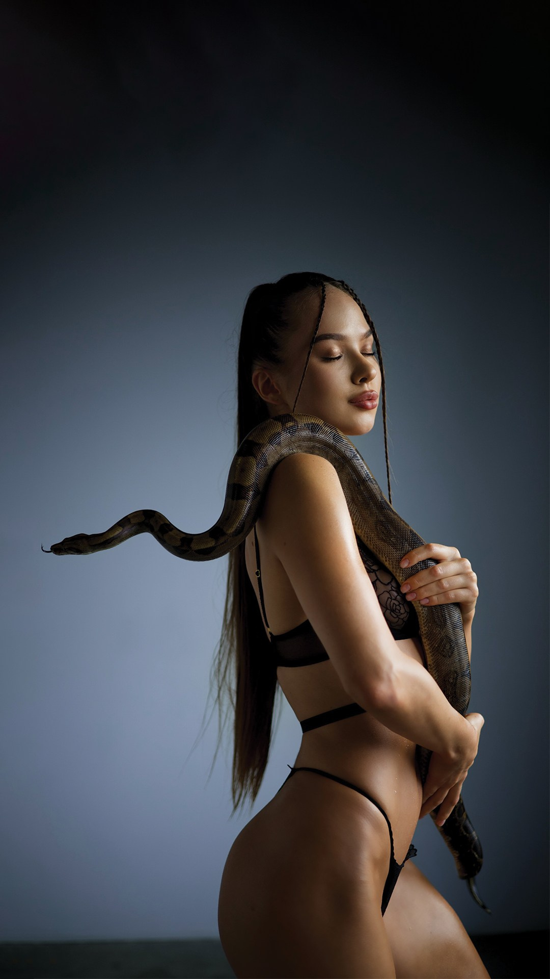 социализированный удав в кадре при портретной съёмке