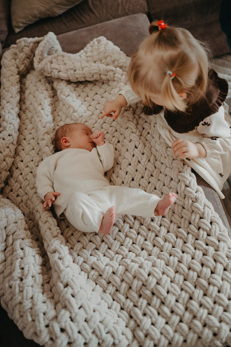 Maja Wilijam Lana i Hana — porodicno fotografisanje bebe kod kuce. Deciji i porodicni fotograf u Beogradu Oksana Skendzic