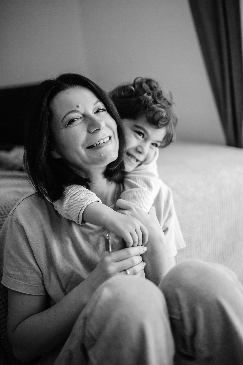 Mom&daughter at home. Family photographer in Israel