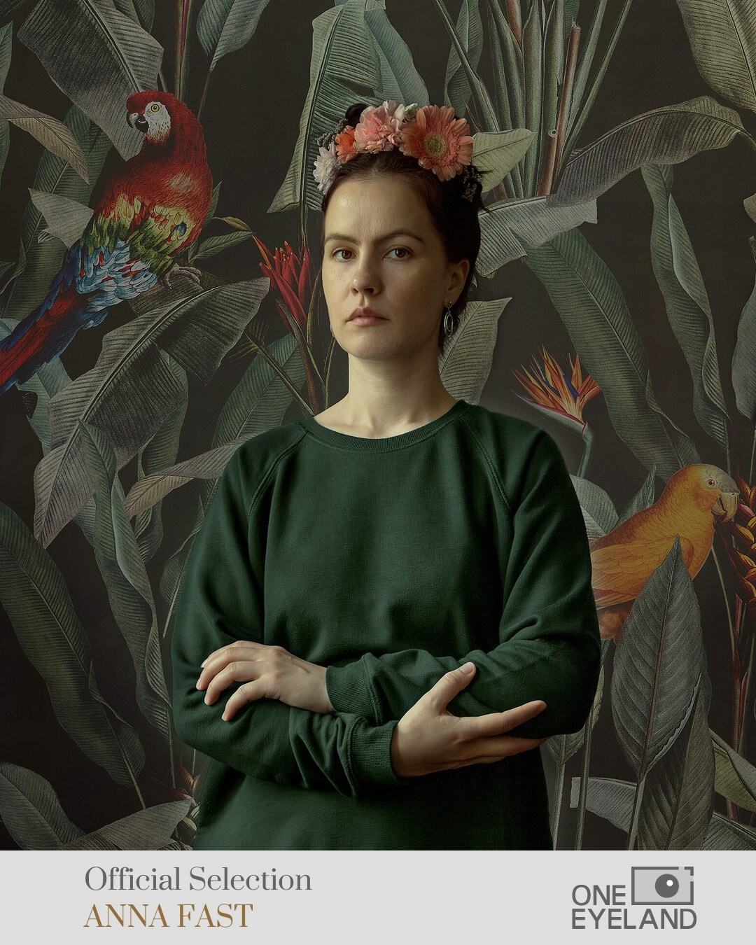 Porträt einer jungen Frau mit floralen Elementen – Fine-Art-Ästhetik