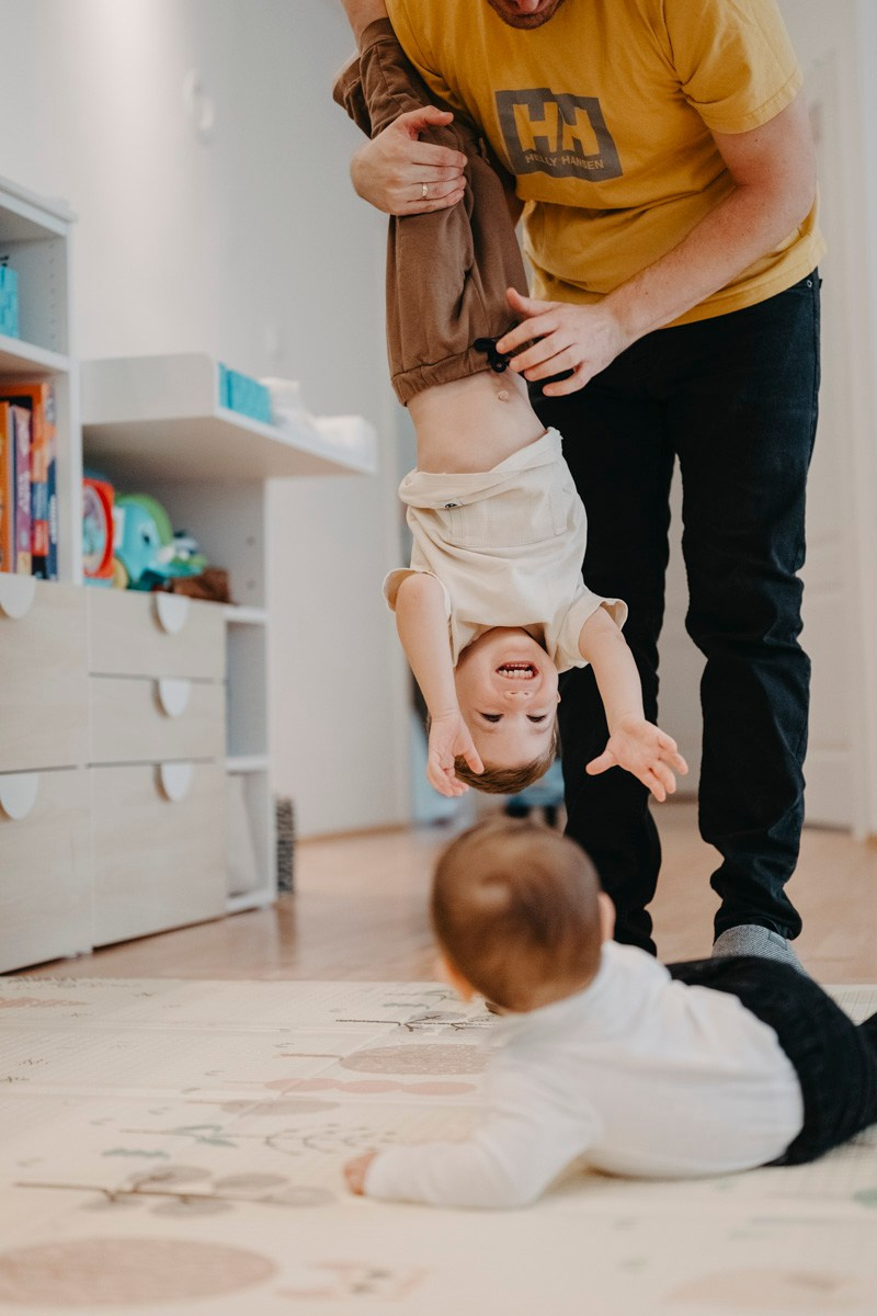 Porodicno fotografisanje kod kuce — Andjela, Lazar, Janko i Mihajlo. Deciji i porodicni fotograf u Beogradu Oksana Skendzic