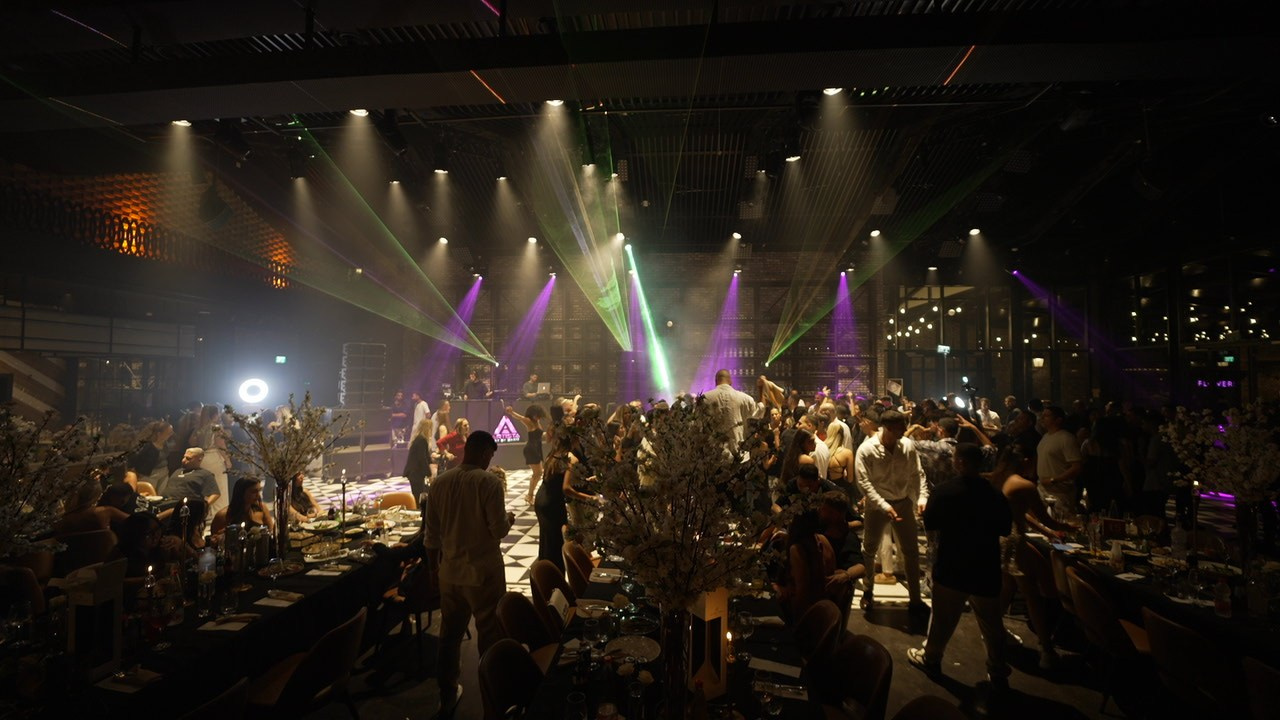 VIA / BASICO. Wedding and events photographers Studio Shalom