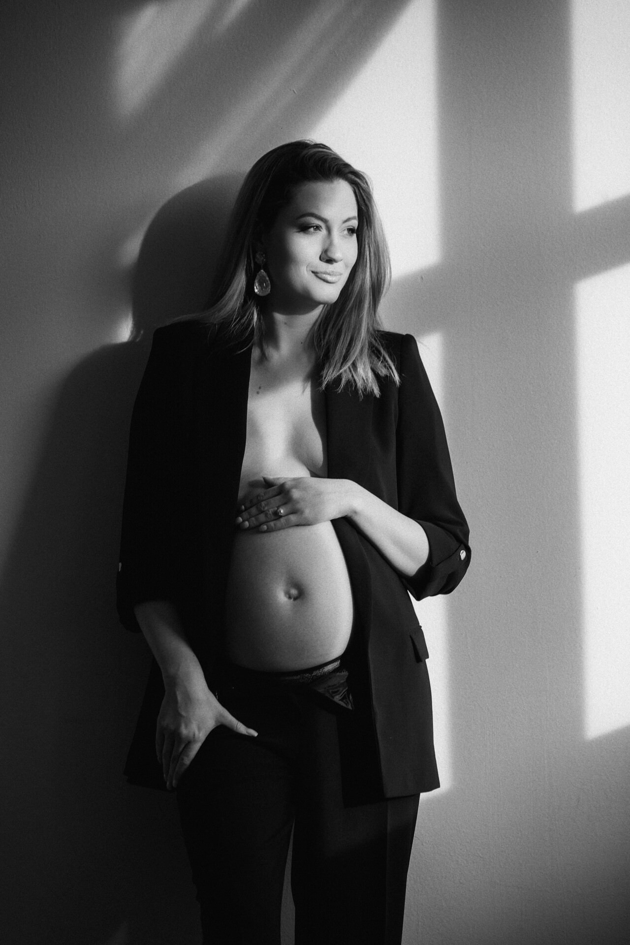 Frau in Erwartung eines Babys am Fenster