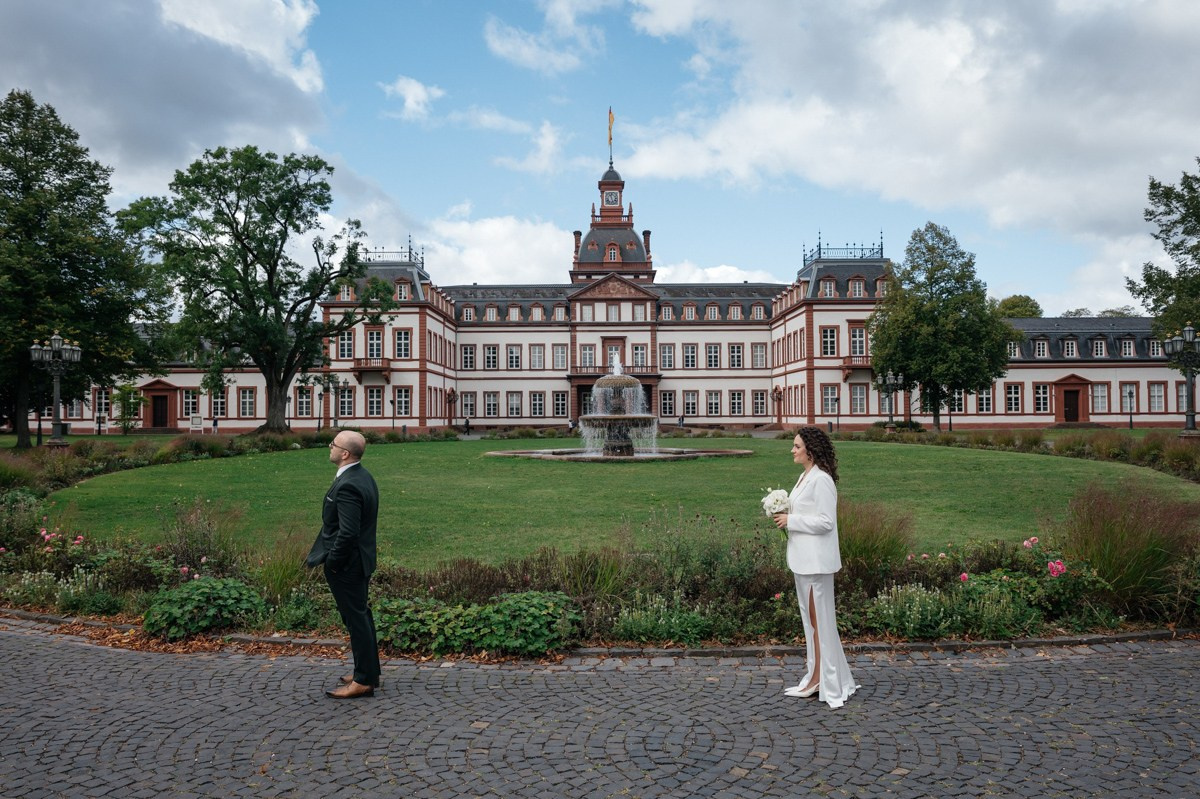 bride and groom in front of castle philippsruhe