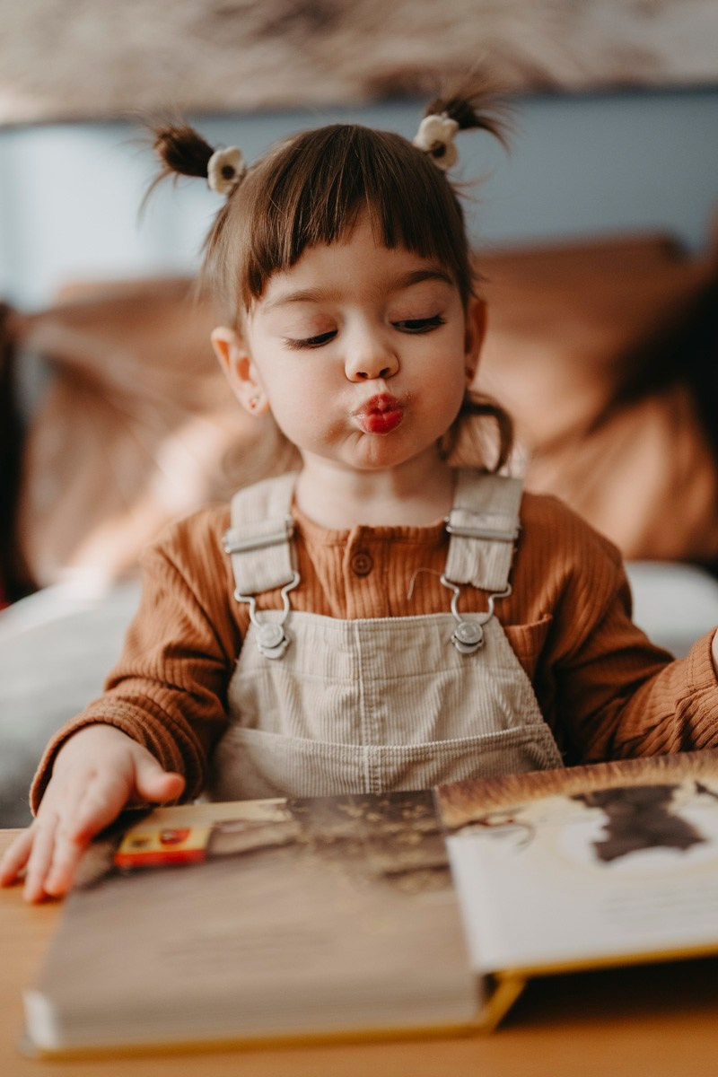 Natasa, Ema i Lazar — porodicno fotografisanje kod kuce. Deciji i porodicni fotograf u Beogradu Oksana Skendzic