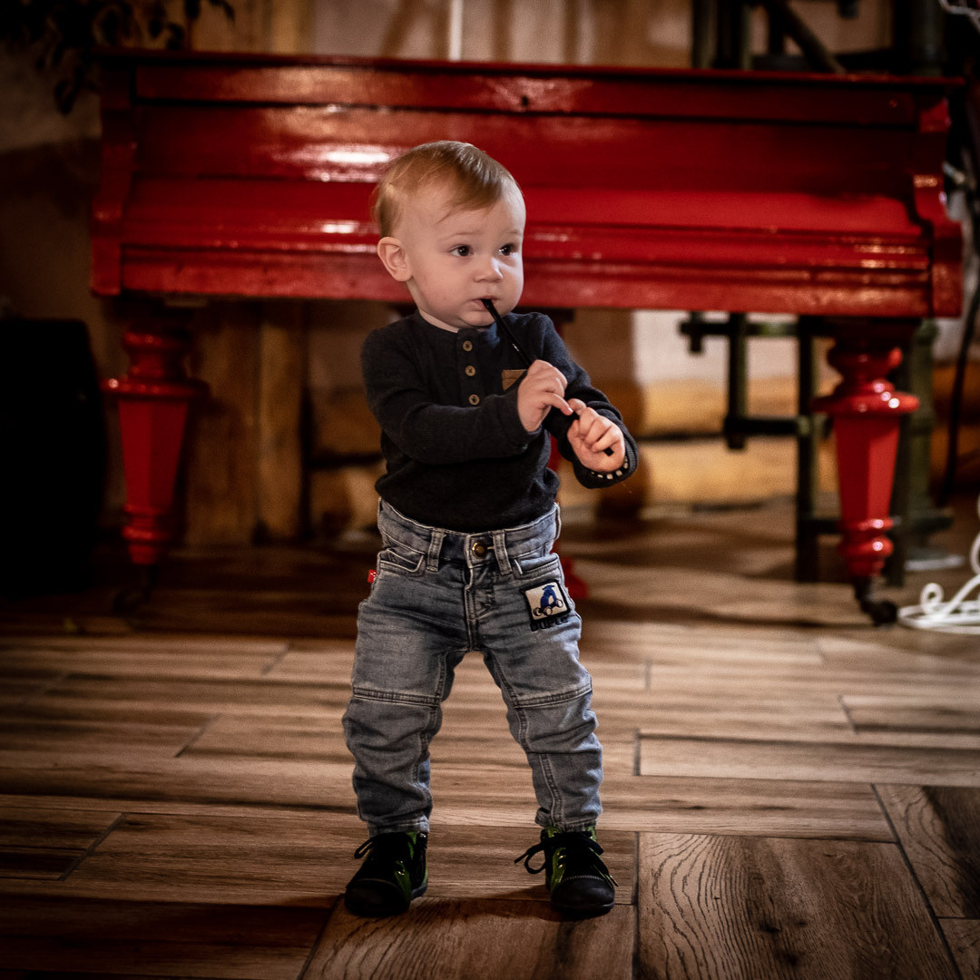 Fotografisanje malog dečaka na svom prvom rođendanu