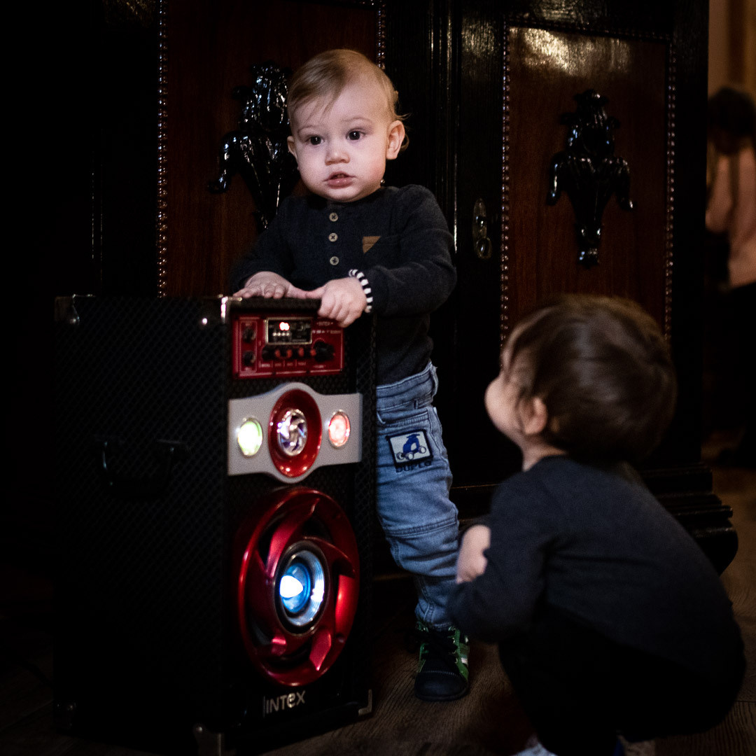 Fotografisanje malog dečaka na proslavi prvog rođendana