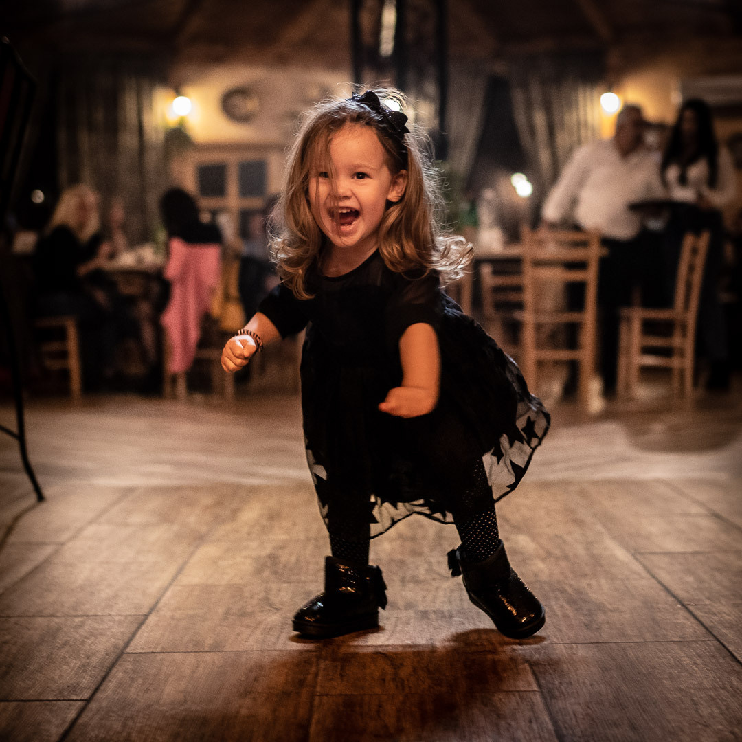 Fotografisanje osmeha male devojčice na proslavi prvog rođendana