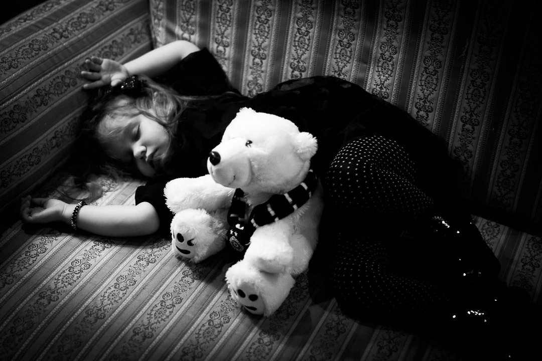 Fotografija uspavane devojčice sa plišanim medom