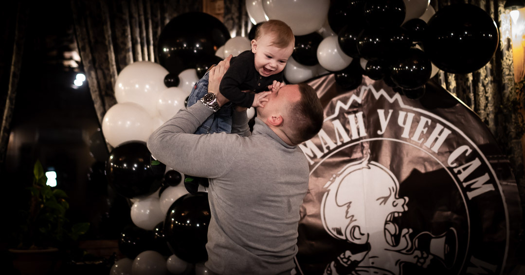 fotografija oca i sina na proslavi prvog rođendana