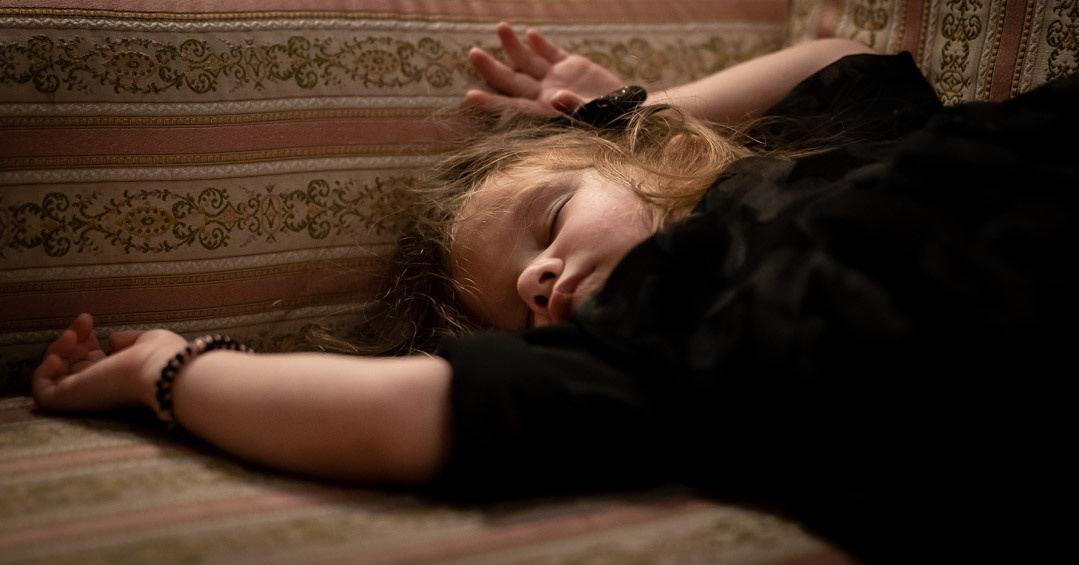 Fotografija uspavane lepotice na proslavi prvog rođendana