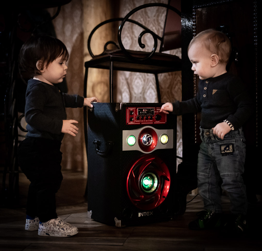 Fotografisanje malih dečaka na proslavi prvog rođendana