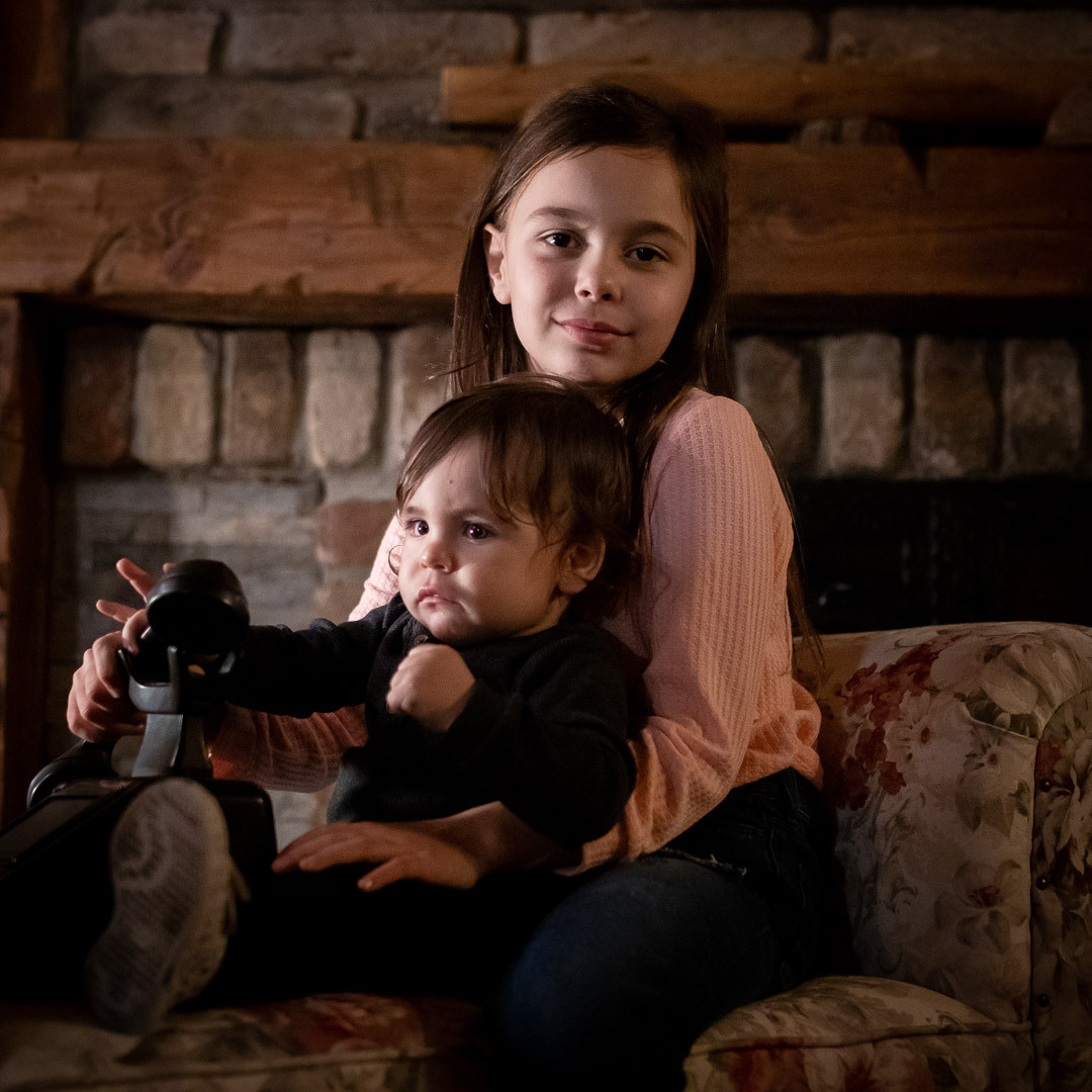 Fotografija bate i seke na proslavi prvog rođendana