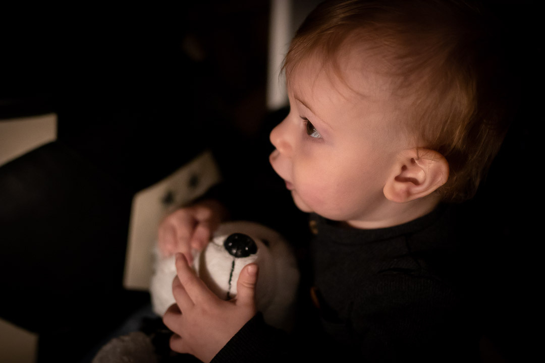 Fotografisanje malog dečaka na prvom rođendanu