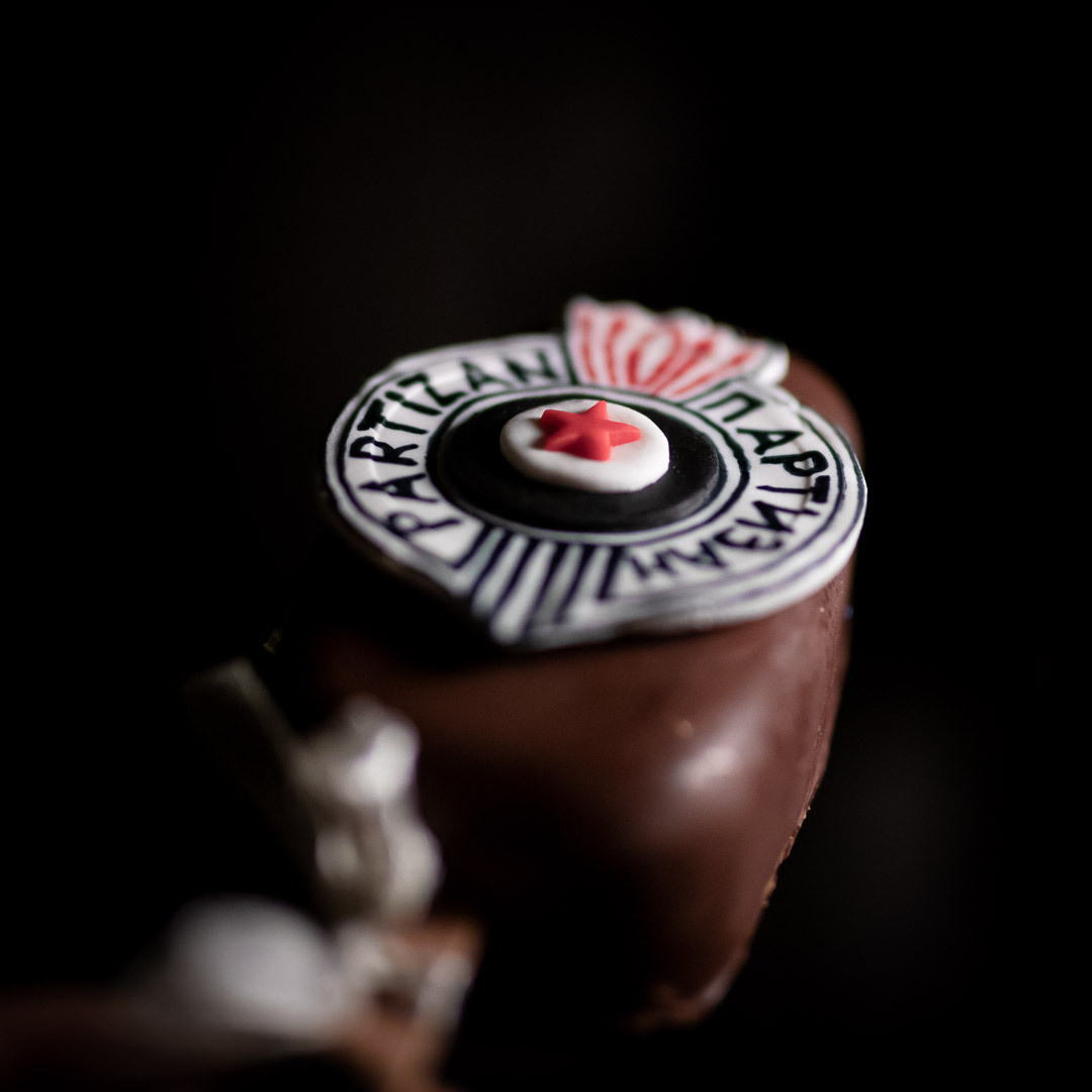 Fotografisanje torte partizana na proslavi prvog rođendana