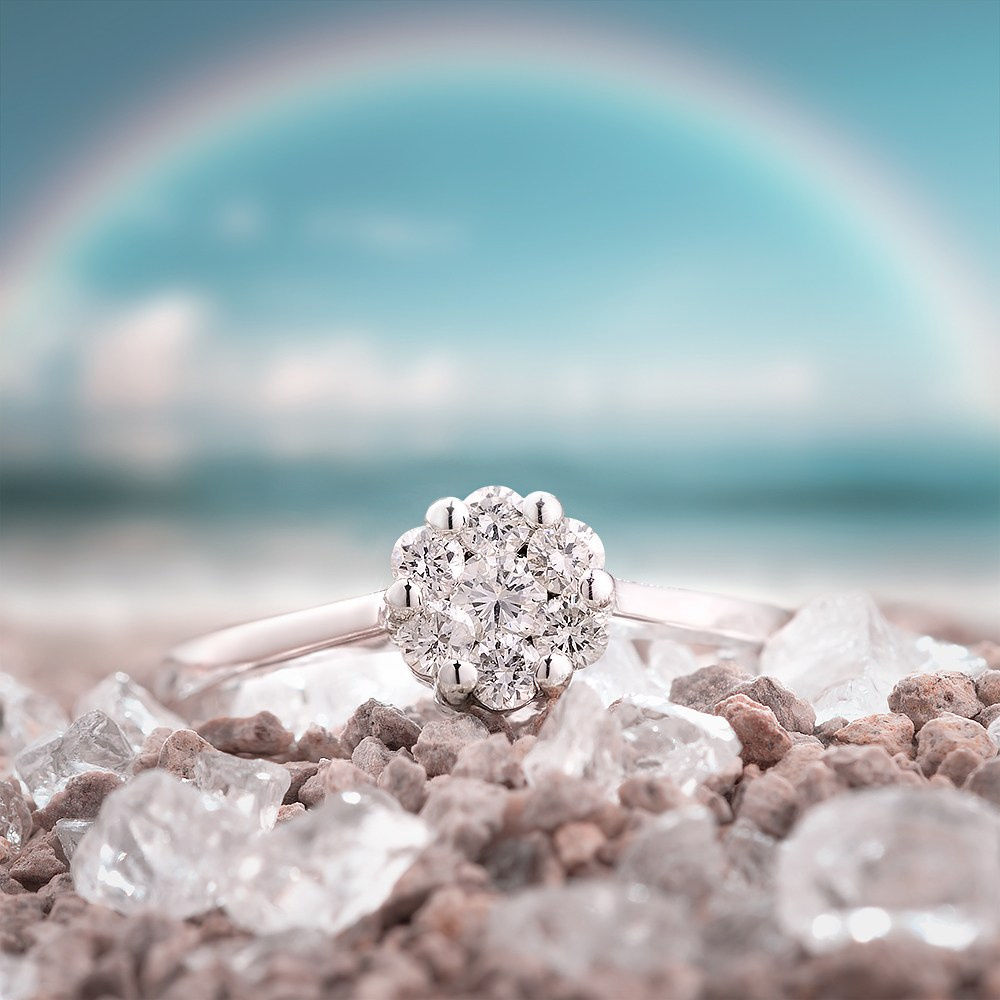 Prsten na plaži sa dugom u pozadini.