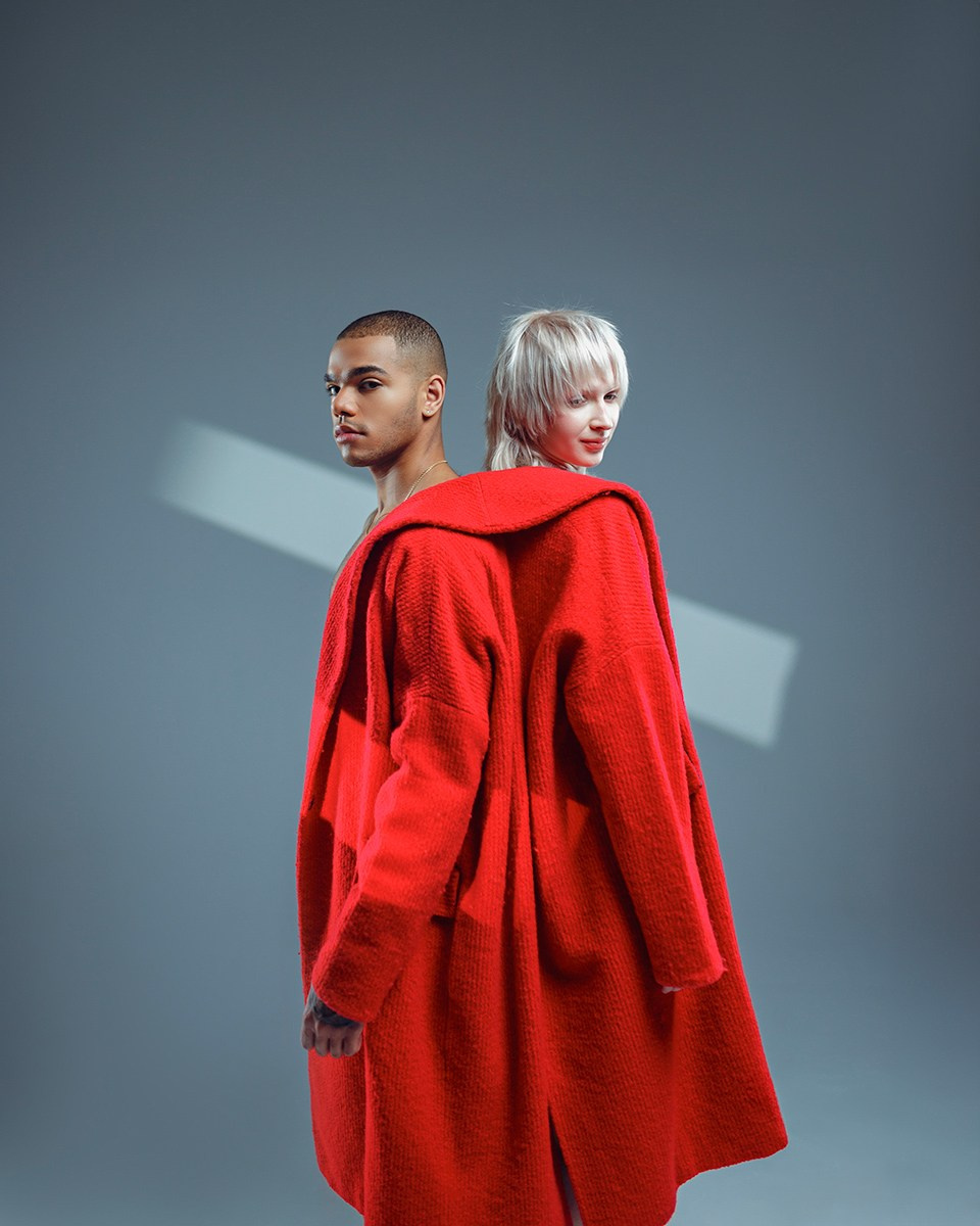 Темнокожий парень и девушка альбинос в красном пальто