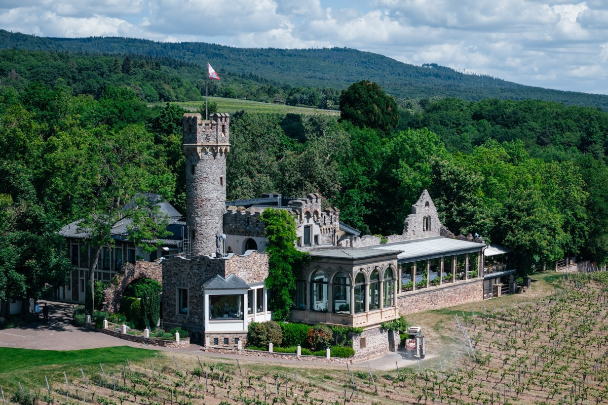 Drohne footage fo Burg Schwarzenstein