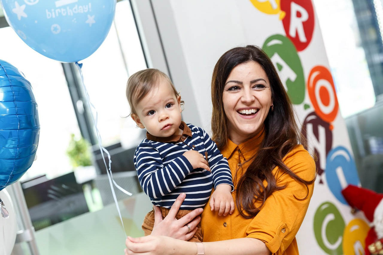 Vesela atmosfera na rođendanu sa porodicom.