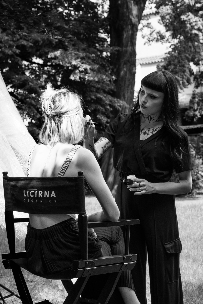 Backstage fotografie. Dana Lišková — Empatická fotografka | Introspektivní umělkyně | Neurodivergentní koučka| Zakladatelka Artepy.cz