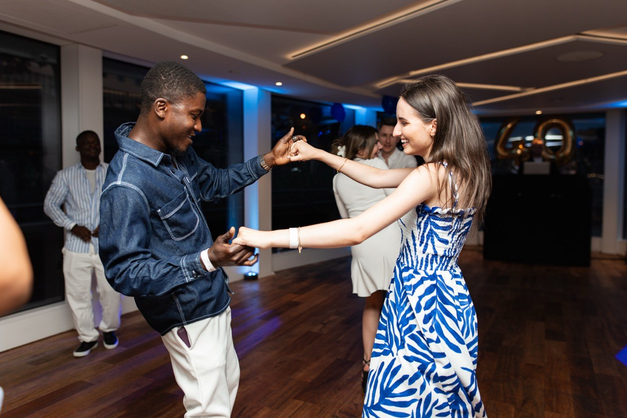 Firemní fotograf Praha. Dana Lišková — Empatická fotografka | Introspektivní umělkyně | Neurodivergentní koučka| Zakladatelka Artepy.cz