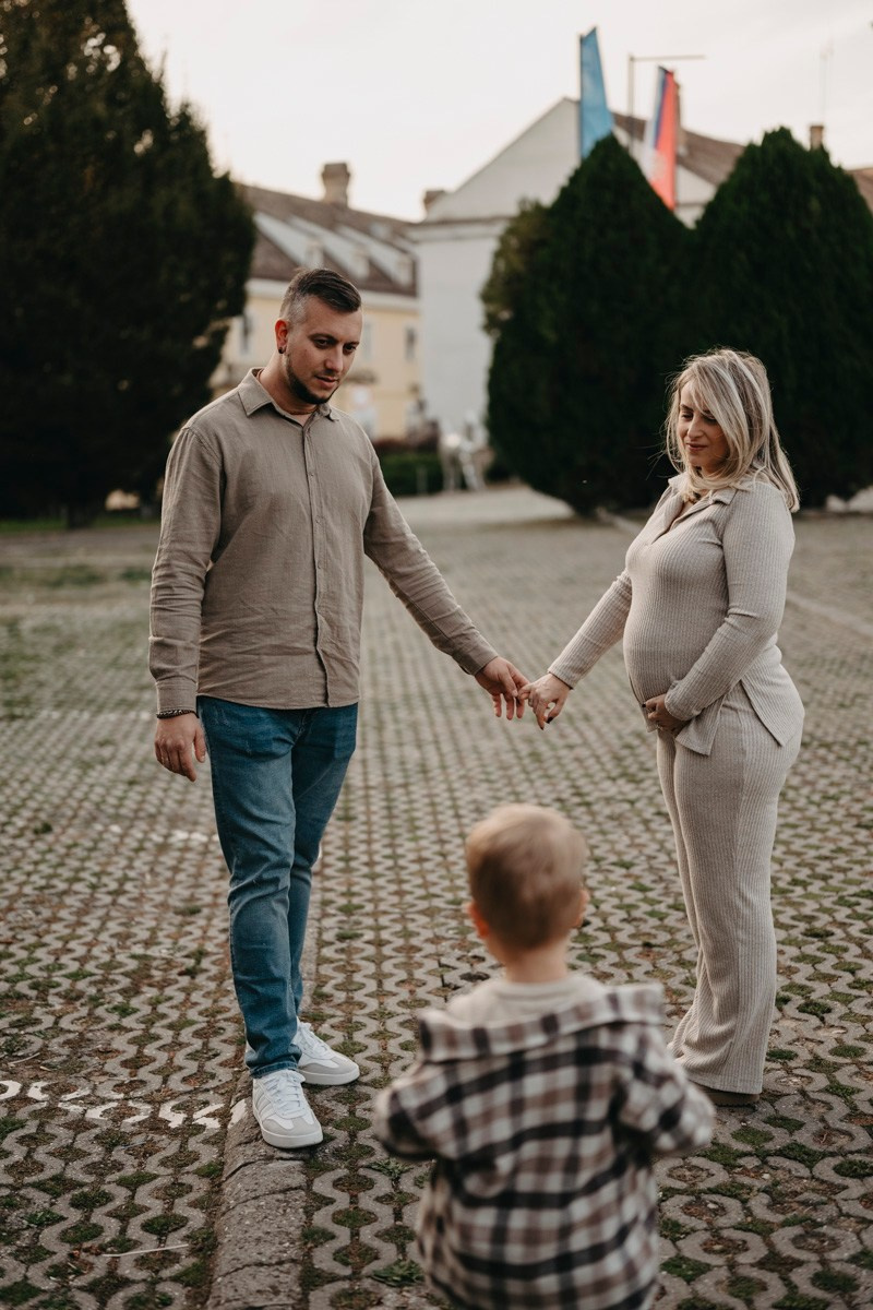 Zlata, Nemanja i Aleksej — porodicno fotografisanje napolju. Deciji i porodicni fotograf u Beogradu Oksana Skendzic