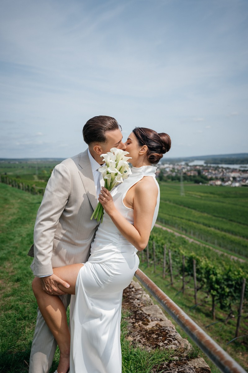 Civil Wedding at Burg Schwarzenstein in Geisenheim. Wedding photographer & videographer in Germany and Frankfurt | Denis Mirosnik