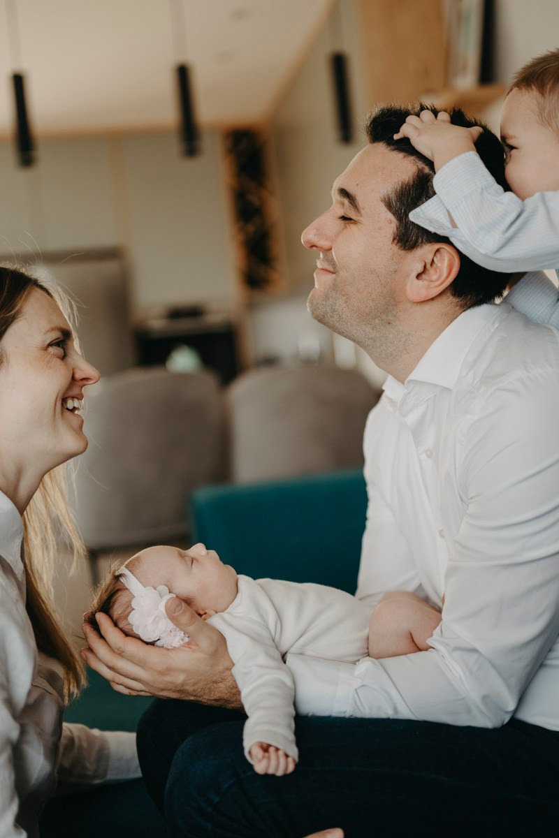 Fotografisanje bebe kod kuce — Milana, Milos, Marko i Mila. Deciji i porodicni fotograf u Beogradu Oksana Skendzic