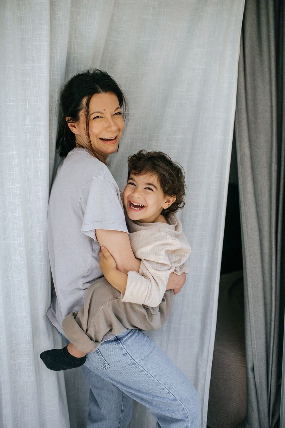 Mom&daughter at home. Family photographer in Israel