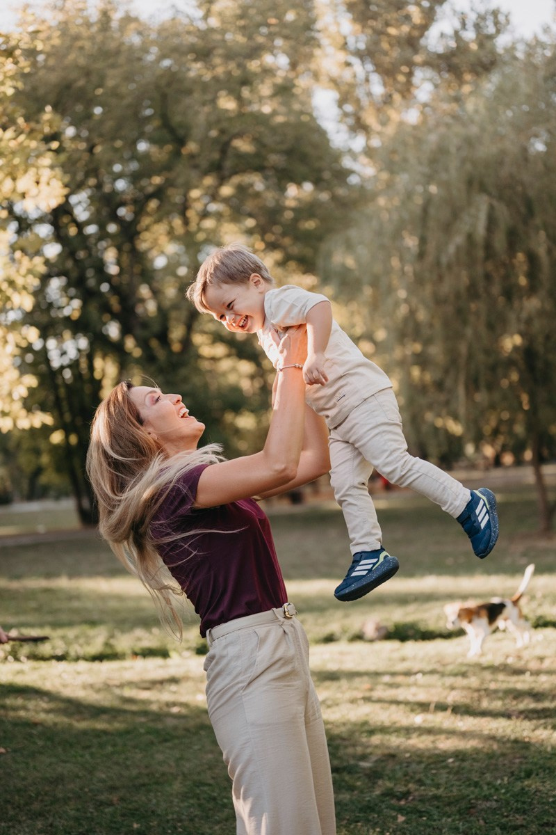 Aleksandra, Lazar, Marin i Leo / porodicno fotografisanje napolju. Deciji i porodicni fotograf u Beogradu Oksana Skendzic