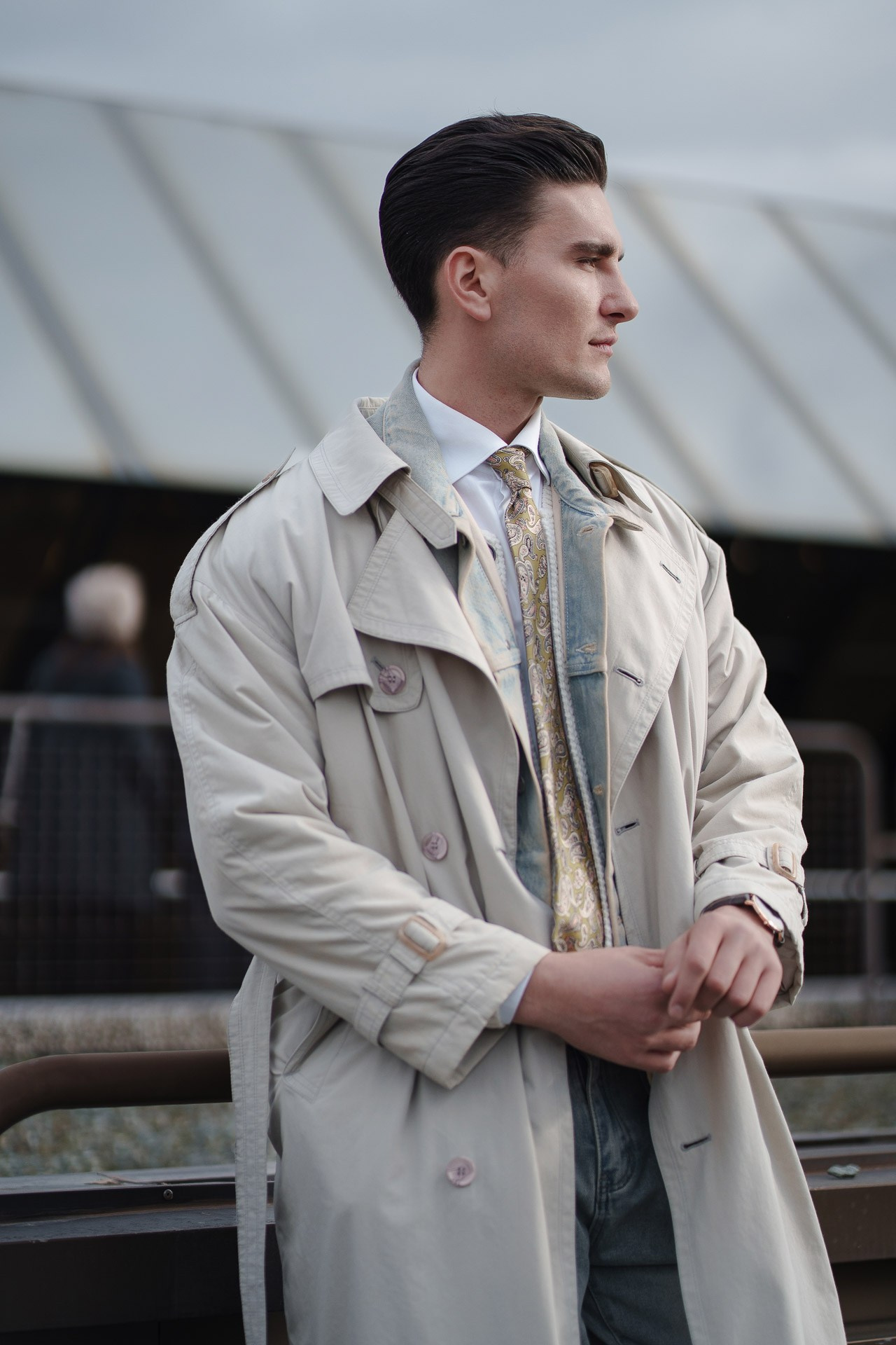 Man in light trench coat posing at Pitti Uomo 109 Florence